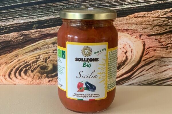 Italiaanse pastasaus "Siciliana" met tomaten, aubergines, courgettes en paprika