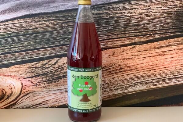 Appelsap van hoogstamfruit met rode vruchten