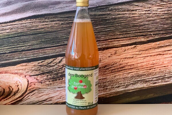 Appelsap van hoogstamfruit met vlierbloesem